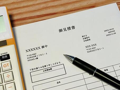 御見積書と電卓（オレンジ・白）とペン お見積書,見積もり,見積の写真素材