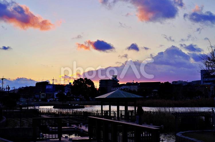 冬のたそがれの公園 たそがれ,黄昏,夕陽の写真素材