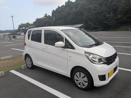 駐車場に停まる軽自動車（白） クルマ,車,軽の写真素材