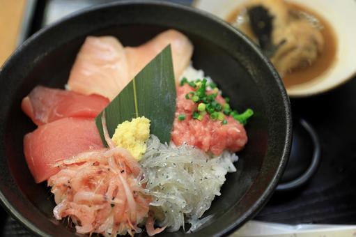 桜エビの入ってる海鮮丼 料理,食べ物,和食の写真素材
