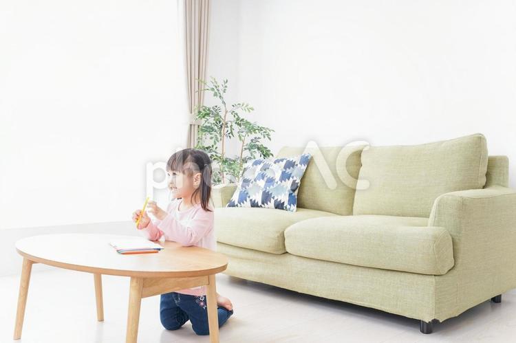 お絵かきをする子ども・教育イメージ 夢中,ペイント,お絵描きの写真素材
