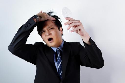 鏡で髪を確認する男性 男性,鏡,髪の写真素材