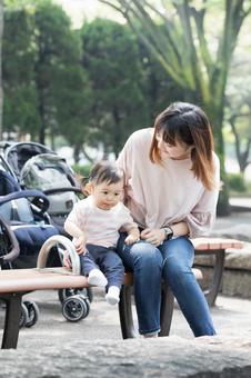 母親 育児 母親 育児 公園,女性,人物の写真素材