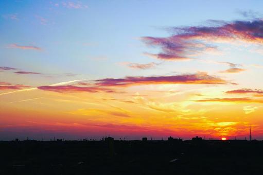 夕暮れ時の街並みと色鮮やかな空 夕暮れ時の街並みと色鮮やかな空 黄昏時,街並み,綺麗の写真素材