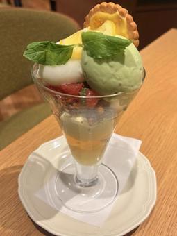 ピスタチオとレモンのパフェ ピスタチオとレモンのパフェの写真