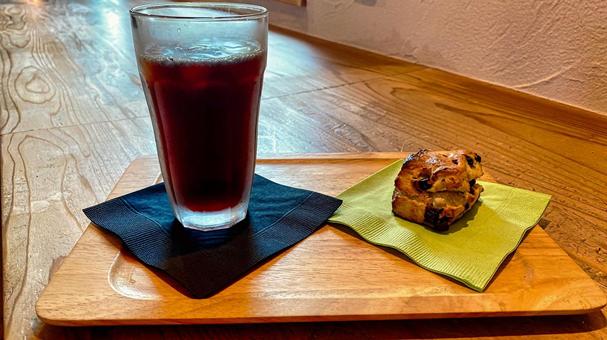 グラスに入ったアイスコーヒーとお菓子 アイス,アイスコーヒー,チョコレートスコーンの写真素材