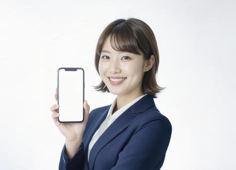 スマホを持つ笑顔の女性2 スマホを持つ笑顔の女性2の写真