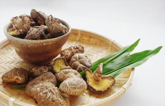 干し椎茸 乾物 笊 どんこ椎茸 干し椎茸 乾物 笊 どんこ椎茸の写真