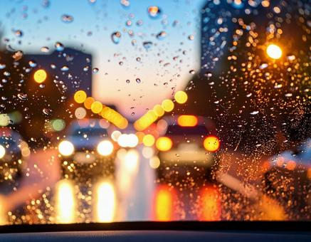 雨に濡れた車のリアウィンドウ 雨に濡れた車のリアウィンドウの写真