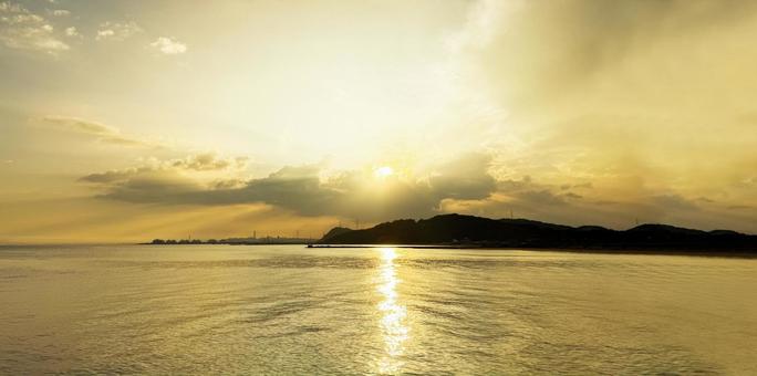 オレンジに染まる夏の夕暮れ 空と海景色 オレンジに染まる夏の夕暮れ 空と海景色 海,夕方,夕暮れの写真素材