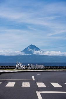 サンジョルジ島から望むピコ山 島,ピコ山,サンジョルジ島の写真素材