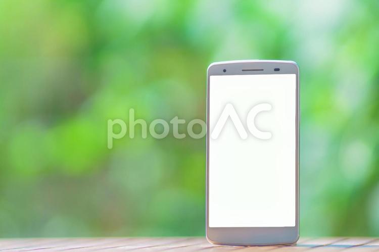 緑背景とスマートフォン スマホ,スマートフォン,さわやかの写真素材