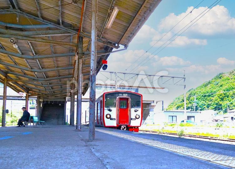 ホームに滑り込む電車（青空と雲） 駅,プラットホーム,ホームの写真素材