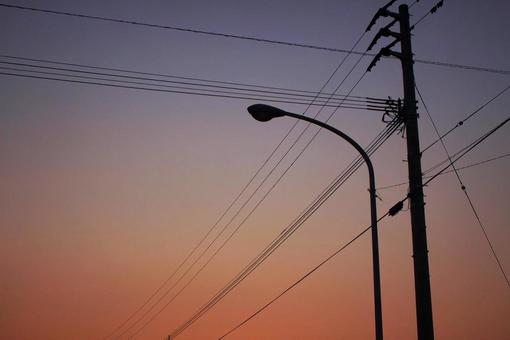 交差する電線の写真