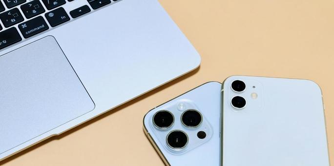 2台のスマホ 情報の共有 同期 転送 2台のスマホ 情報の共有 同期 転送 スマホ,2台,コピースペースの写真素材