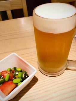 キンキンに冷えた生ビールと枝豆、トマト キンキンに冷えた生ビールと枝豆、トマト ビール,生ビール,アルコールの写真素材