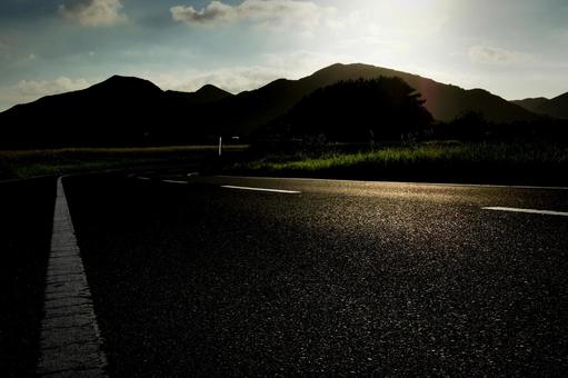 <素材>夜明けの道路とアスファルトの反射 <素材>夜明けの道路とアスファルトの反射の写真
