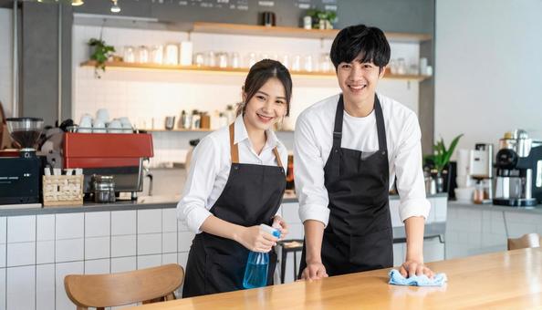 カフェで後片付けをする従業員 カフェで後片付けをする従業員の写真