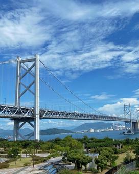 夏空に伸びる瀬戸大橋 夏空に伸びる瀬戸大橋 瀬戸大橋,香川県,岡山県の写真素材