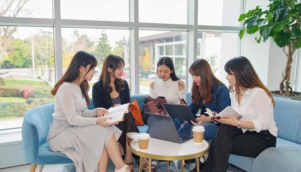 キャンパスライフを楽しむ大学生の写真