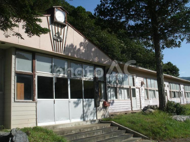 木造校舎の廃校「馬渕小学校・正面玄関」 馬渕小学校,正面玄関,岩手県の写真素材