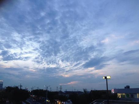 曇り空の夕焼け 曇り空の夕焼けの写真
