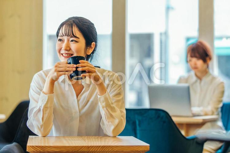 カフェにいるビジネスウーマン コーヒー,ビジネスウーマン,テレワークの写真素材