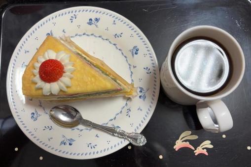 ドリップコーヒーとショートケーキ ドリップコーヒーとショートケーキの写真