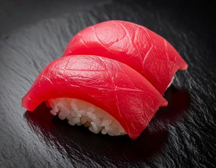 二貫のマグロの握り寿司の写真