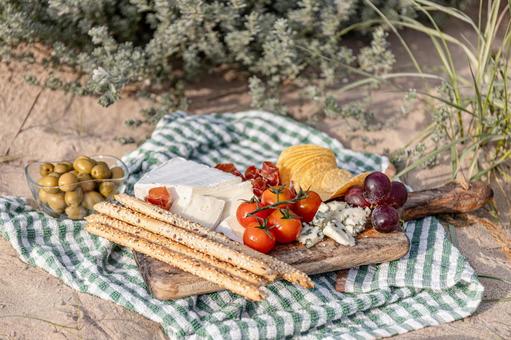 カッティングボードの上のたくさんの食べ物 ポテトチップス,オリーブ,ミニトマトの写真素材