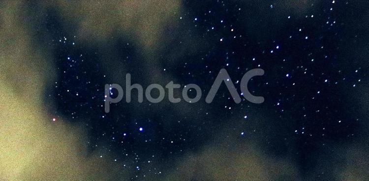 雲の切れ間からの星空 星空,夜,星座の写真素材