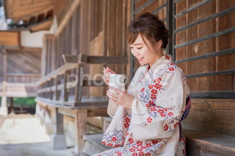 かき氷を食べる浴衣姿の女性 かき氷,夏,浴衣の写真素材