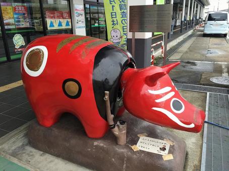 赤黒金色の会津郷土玩具赤べこモニュメント 赤べこ,牛,置物の写真素材