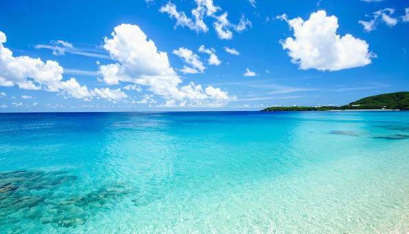 青空が広がる沖縄の海のイメージ 青空が広がる沖縄の海のイメージの写真
