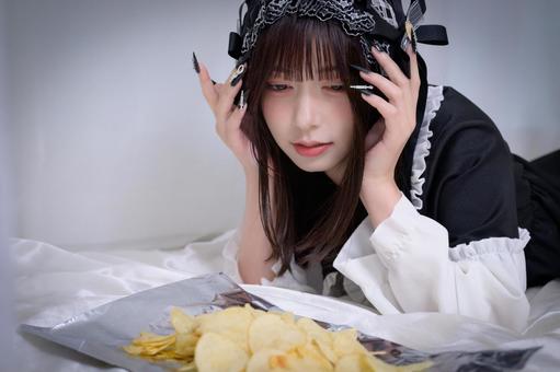 お菓子を食べるか悩む地雷系女子 お菓子を食べるか悩む地雷系女子 地雷系,地雷系女子,コスプレの写真素材