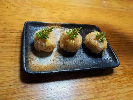 たけのこご飯のおむすび たけのこご飯のおむすびの写真