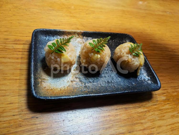 たけのこご飯のおむすび おにぎり,おむすび,まんまるの写真素材