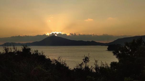 海から見る山からの夜明け 海から見る山からの夜明けの写真