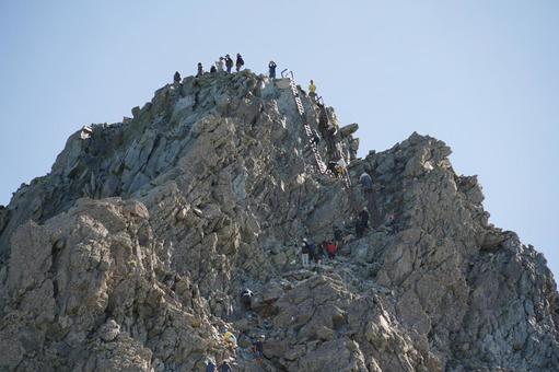 賑わう槍ヶ岳山頂 賑わう槍ヶ岳山頂の写真