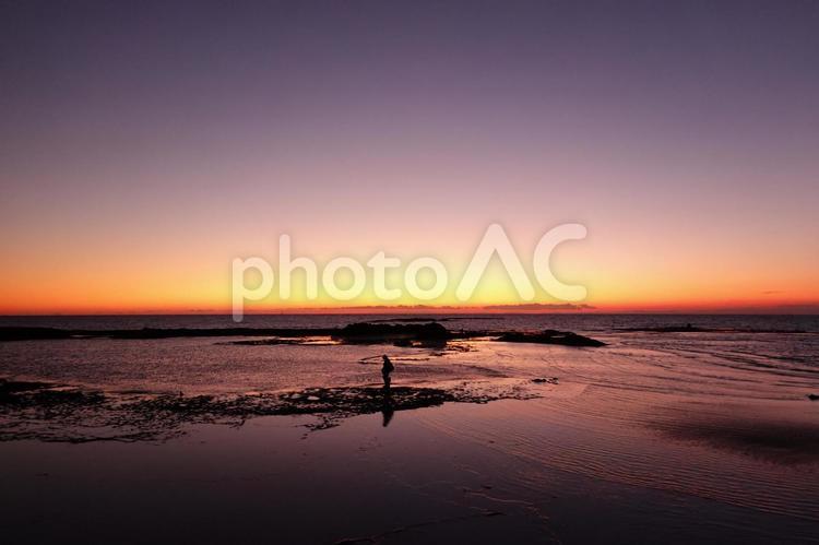 夕日と釣り人のシルエット 夕日,釣り,釣り人の写真素材