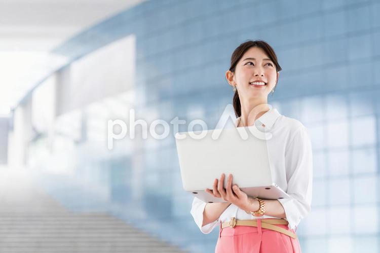 オフィスで働くビジネスウーマン 女性,ビジネスウーマン,ビジネスの写真素材