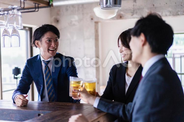 飲み会をする男女のビジネスパーソン 若い,仕事終わり,女性の写真素材