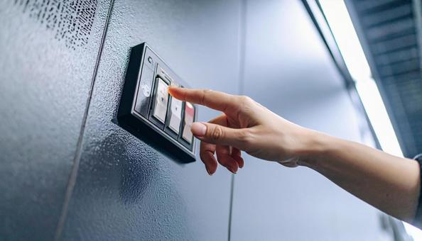 スイッチを押す日本人女性の手 スイッチを押す日本人女性の手の写真