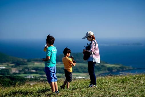 ＜素材＞家族旅行で秋の山に登る家族 家族,山登り,海の写真素材