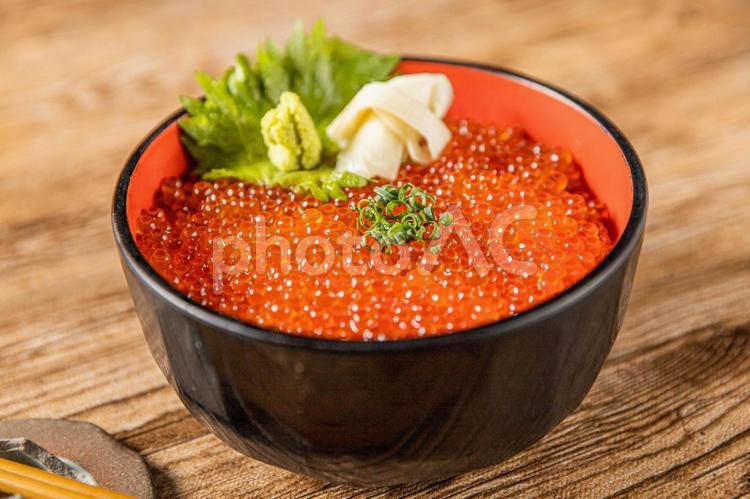 つぶつぶのいくらこれでもか海鮮丼 いくら,わさび,ガリの写真素材