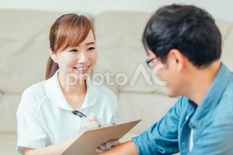 問診する看護師と男性患者 看護師,カウンセリング,問診の写真素材