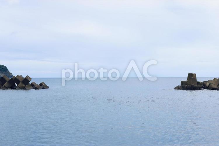 9月の海　久々子海水浴場 海,曇り,波の写真素材
