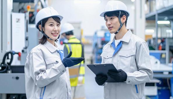 工場でタブレットで製品を検査する作業員 工場でタブレットで製品を検査する作業員の写真