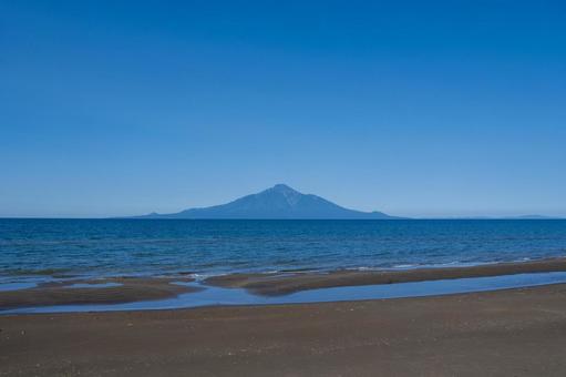 砂浜と日本海越しに望む夏の雄大な利尻岳 砂浜と日本海越しに望む夏の雄大な利尻岳 利尻山,利尻岳,山の写真素材