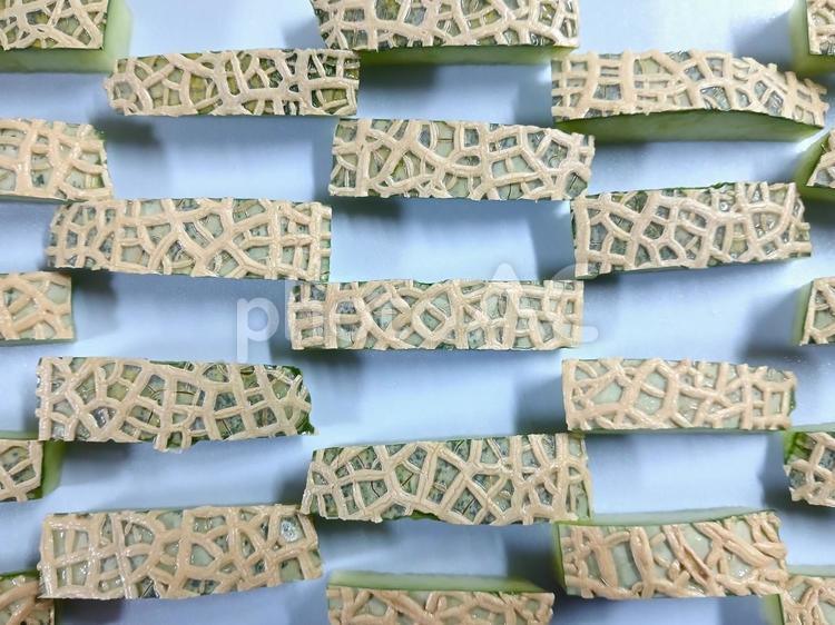 メロンの皮　交差並列 メロン,フルーツ盛り,メロンの皮の写真素材